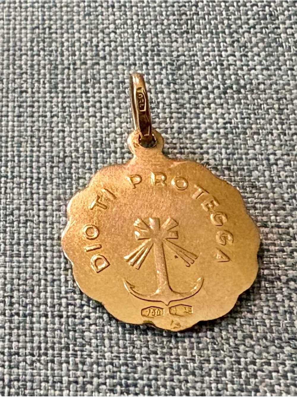 Italian UnoAErre Dio Ti Protegga 18K (750) Gold Medal Pendant - Picture 2 of 4
